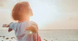 The image shows a woman who uses strategies to reduce anxiety