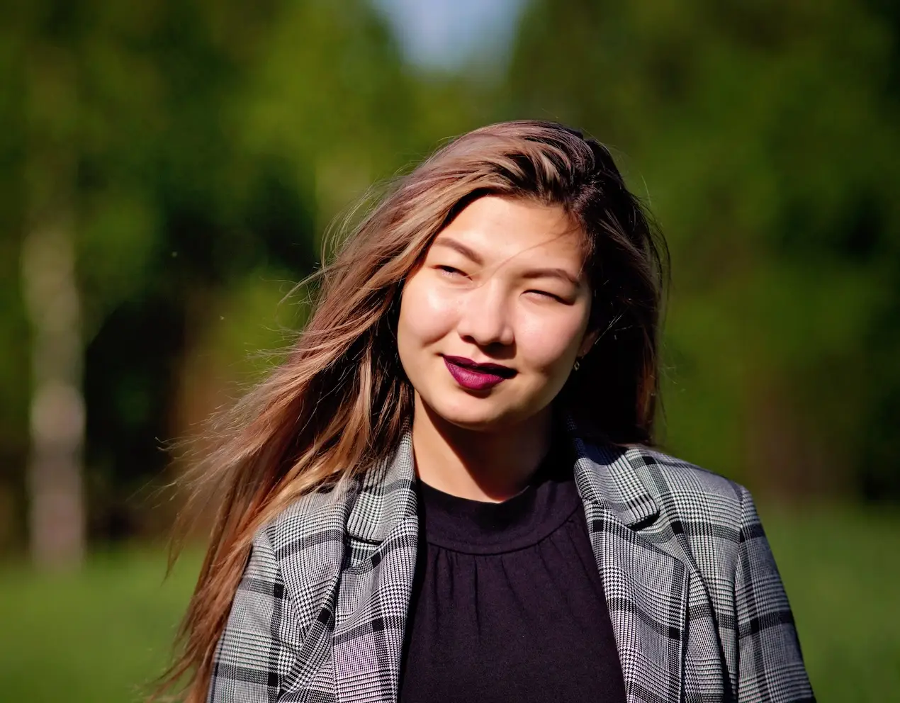 Woman feeling confident and satisfied, reflecting the inner growth she achieved through healthy boundaries coaching.